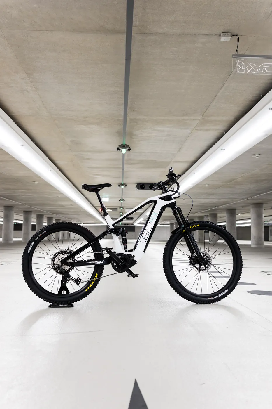 LegacyFox ALPHA Sport E-Bike in einer Tiefgarage