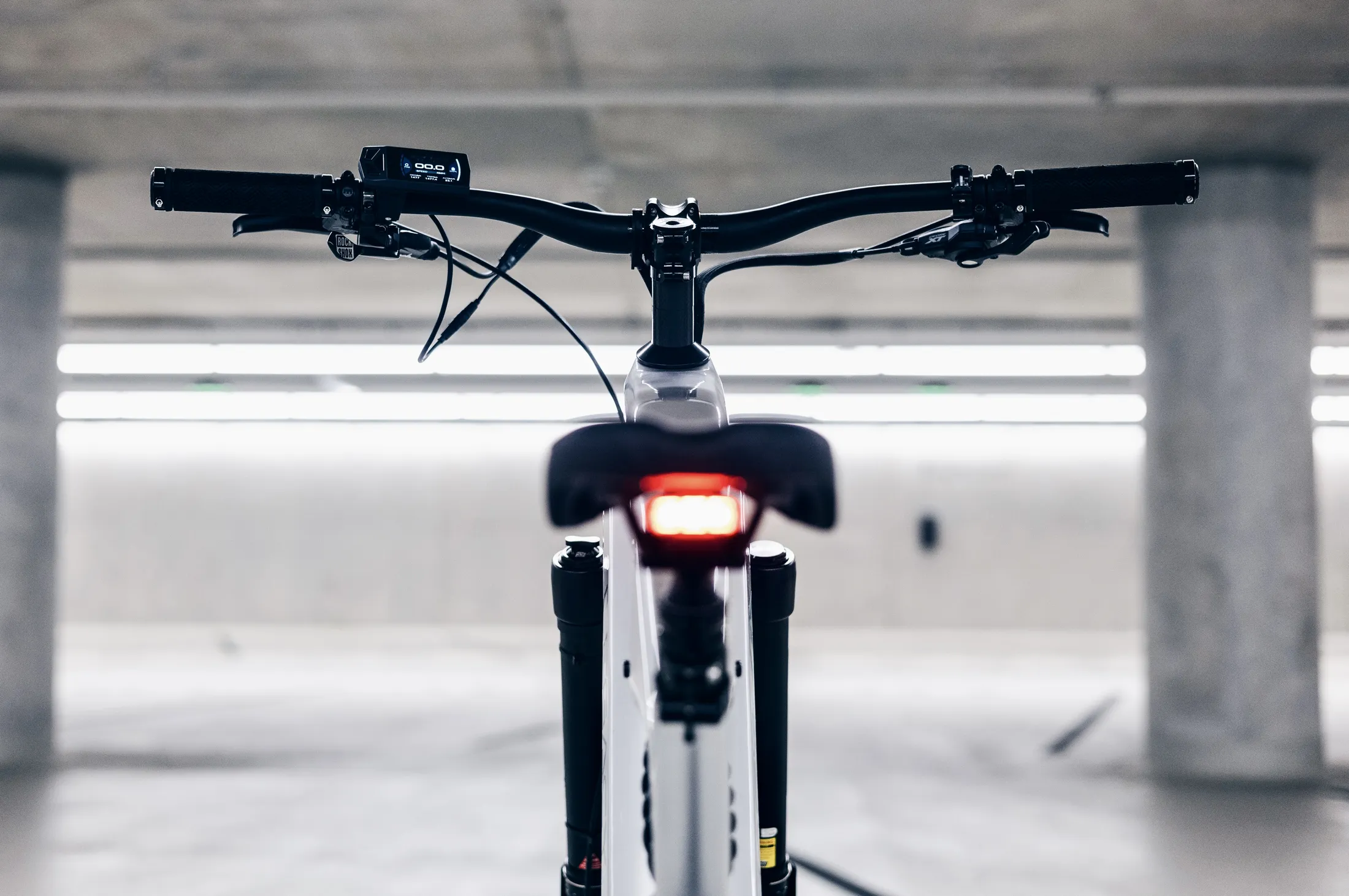 LegacyFox E-Bike Cockpit in einer Tiefgarage