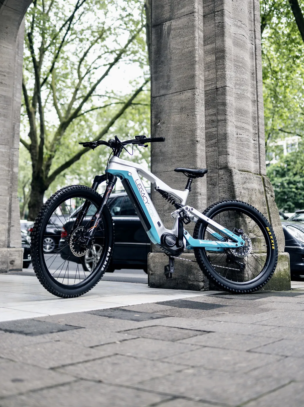 LegacyFox MTB vor Steinbogen in der Stadt