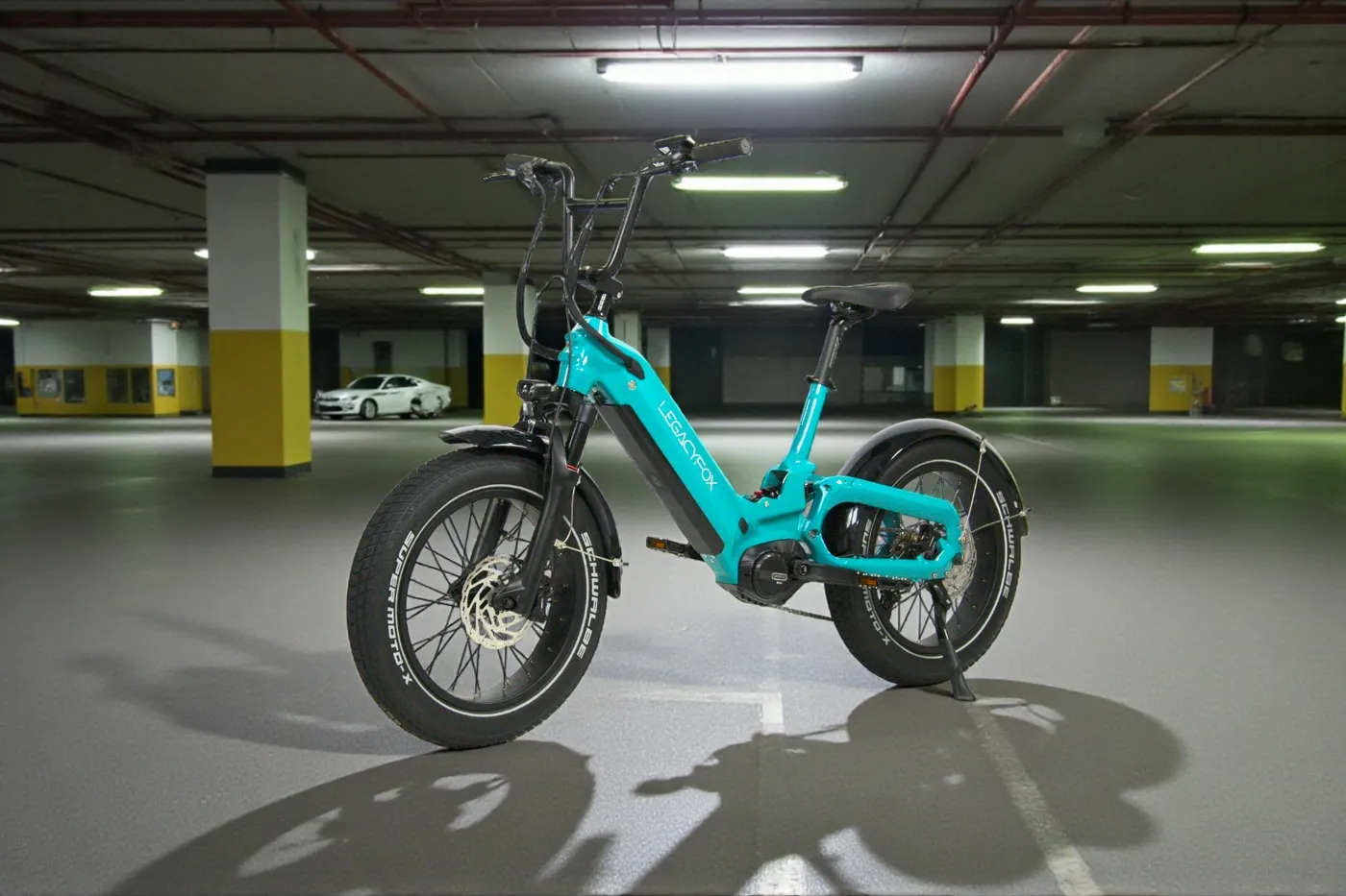 LegacyFox ROADSTAR Compact in Türkis in einer Tiefgarage