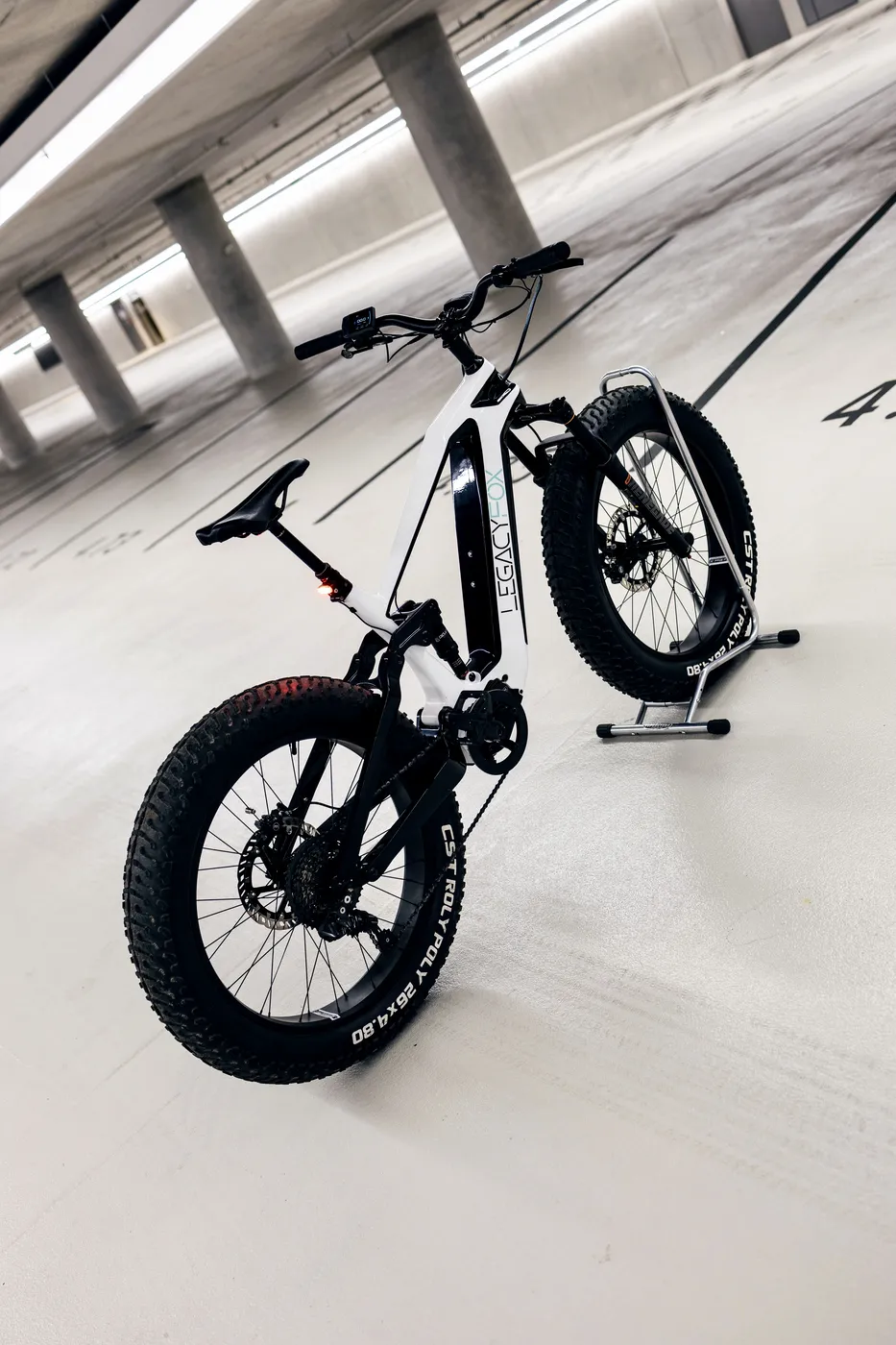 Weißes LegacyFox Fatbike im Parkhaus